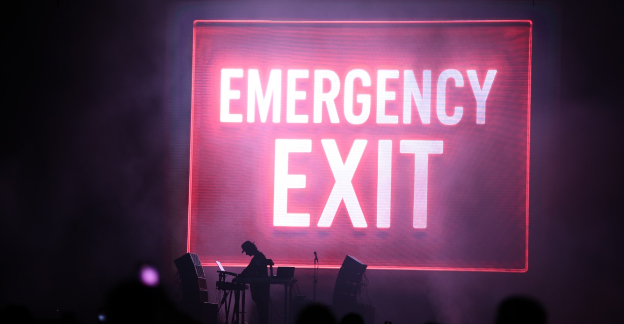 EMERGENCY EXIT